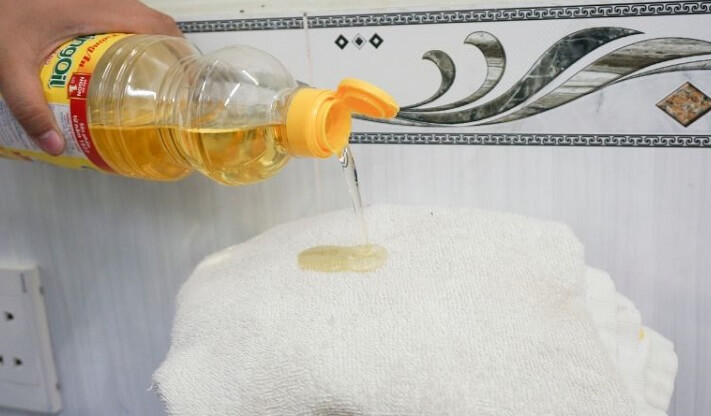 gỡ băng keo trên bề mặt tường